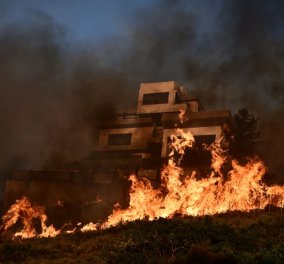 Σοκαριστικό βίντεο: Σπίτι τυλίγεται στις φλόγες και γίνεται στάχτη - Στη Φέριζα της Σαρωνίδας