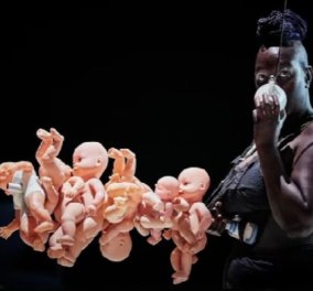 Παγκόσμιος σάλος με θεατρική παράσταση στο Παρίσι - Οι μαύρες πρωταγωνίστριες "κάνουν σουβλάκια" τα λευκά μωρά - κούκλες (βίντεο)