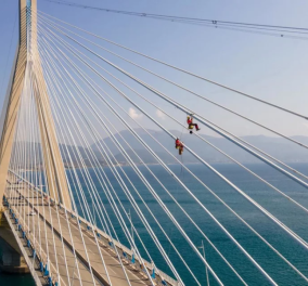 Συγκλονιστικές φωτογραφίες: Αλπινιστές σκαρφάλωσαν στη γέφυρα Ρίου-Αντιρρίου - Δείτε πως κάνουν συντήρηση (φωτό)