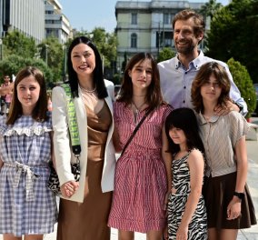 Νάντια Γιαννακοπούλου – Μάξιμος Μουμούρης: Για πρώτη φορά και με τις 3 κόρες τους στην ορκωμοσία της Βουλής – Οι χαριτωμένες Ιωάννα, Κατερίνα, Γκρατσιέλα