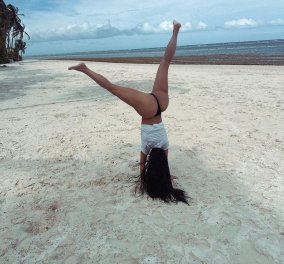 Η sportive Κιμ Καρντάσιαν - Κάνει κατακόρυφο σε παραλία μόνο με το μπικίνι της (φωτό - βίντεο)
