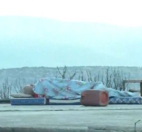 Μάνδρα: Συγκλονίζει η εικόνα του ανθρώπου να κοιμάται στο δάπεδο του καμένου του σπιτιού (βίντεο)