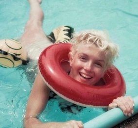 Σπανιότατες φωτογραφίες με την Merilyn Monroe το 1955: Δροσίζεται σε πισίνα φίλων, ανέμελη και όμορφη όπως πάντα