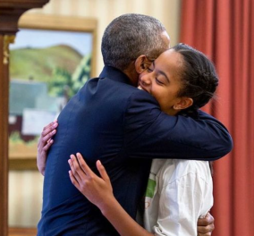 Η τρυφερή αγκαλιά του Μπαράκ Ομπάμα στην κόρη του: Η Μάλια έγινε 25 ετών - Τι της ευχήθηκε η Μισέλ (φωτό)