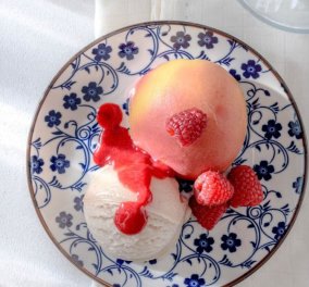 Ο Στέλιος Παρλιάρος έχει το απόλυτο δροσερό επιδόρπιο: Peach Melba - Ροδάκινο & παγωτό βανίλια!