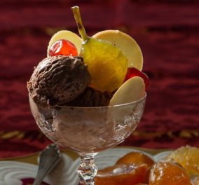 Ο Στέλιος Παρλιάρος μας δείχνει το πιο εύκολο παγωτό σοκολάτας - Κρεμώδης και πλούσια γεύση στο λεπτό!