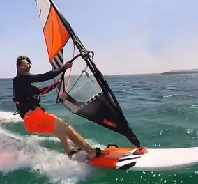 Ο Σάκης Ρουβάς δαμάζει τα κύματα: Κάνει windsurfing και μας δείχνει τις ικανότητές του - Διακοπές με την Κάτια Ζυγούλη και τα παιδιά (βίντεο)