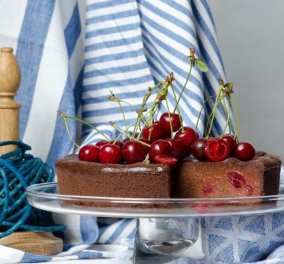 Στέλιος Παρλιάρος: Όλα τα μυστικά για το τέλειο υγρό σοκολατένιο κέικ με βύσσινα - Απόλαυση σε άλλο επίπεδο!