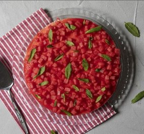 Ο Άκης Πετρετζίκης μας φτιάχνει: Το πιο δροσερό cheesecake καρπούζι - Θα υποκλιθούν όλοι!