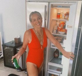 Σάρον Στόουν: Ποζάρει στην κουζίνα του σπιτιού της - Με κόκκινο ολόσωμο μαγιό και fancy κοσμήματα! (φωτό)