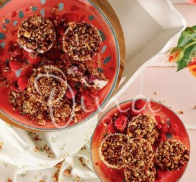 Η Ντίνα Νικολάου μας φτιάχνει: Παγωτοταρτάκια με κόκκινα φρούτα, γκρανόλα και μέλι - Super healthy!