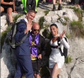 Θεότρελο ζευγάρι παντρεύτηκε στην άκρη ενός πανύψηλου βουνού: Όλοι μαζί νεόνυμφοι και καλεσμένοι βούτηξαν από ψηλά με skydiving (βίντεο)