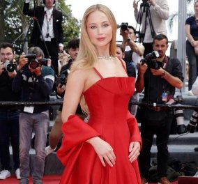 Jennifer Lawrence: Η επιτομή της τελειότητας με κόκκινο φόρεμα - Τα ολόισια μακριά μαλλιά & η πασμίνα από το ίδιο ύφασμα (φωτό)