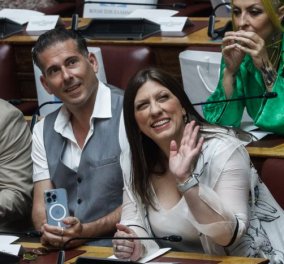 Ζωή Κωνσταντοπούλου: Με το σύντροφό της στη Βουλή - Το γιλέκο του Καραναστάση & το εμπριμέ πουκάμισο του Μπιμπίλα (φωτό - βίντεο)