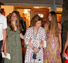 Σύσσωμη η βασιλική οικογένεια σε δείπνο στη Μαγιόρκα! Το κατακόκκινο φόρεμα της Λετίσια, εμπριμέ σχέδια για τις πριγκίπισσες Λεονόρ & Σοφία (φωτό)