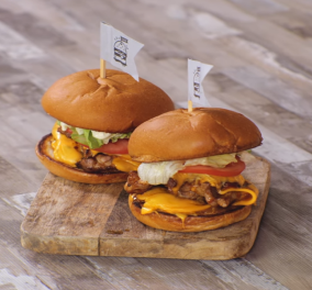 Ο Άκης Πετρετζίκης φτιάχνει διαφορετικά BBQ burger: Με χοιρινά μπριζολάκια - Έρωτας από την πρώτη μπουκιά (βίντεο)