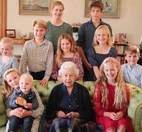Ανέκδοτη φωτογραφία της αείμνηστης Βασίλισσας Ελισάβετ με όλα τα εγγόνια και τα δισέγγονά της