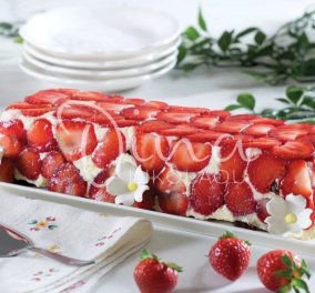 Η Ντίνα Νικολάου μας φτιάχνει: Κορμό παγωμένο με φράουλες - Το καλύτερο δροσιστικό γλυκό για φέτος!