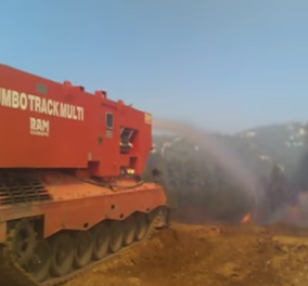 Δείτε το εντυπωσιακό τεθωρακισμένο πυροσβεστικό Jumbo Track Multi σε δράση: Ρίχνει 15.000 λίτρα νερού - Τώρα είναι στο δάσος της Δαδιάς (βίντεο)