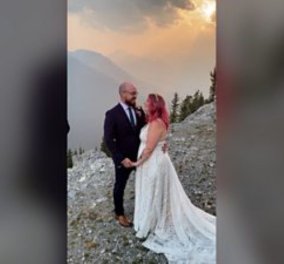 Νύχτα γάμου - θρίλερ: Οι νεόνυμφοι αποκλείστηκαν στα βουνά του Καναδά μαζί με 300 καλεσμένους - Οι εντυπωσιακές φωτογραφίες