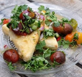 Ένας πεντανόστιμος μεζές από τον Άκη Πετρετζίκη: Τυρί σαγανάκι με σάλτσα από ντοματίνια - γλυκό & αλμυρό σε πλήρη αρμονία