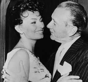 Vintage pic: Η ακαταμάχητη Σοφία Λόρεν αγκαλιά με τον Κλίφτον Γουέμπ - Όταν η ντίβα του ιταλικού κινηματογράφου έγινε 22 ετών (φωτό) 