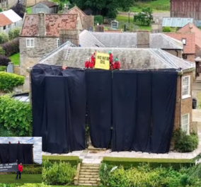 Απρόσκλητοι στο σπίτι του Ρίσι Σούνακ: Καλύψαν με μαύρο ύφασμα την κατοικία του βρετανού πρωθυπουργού - Γιατί τον... επισκέφτηκαν (βίντεο)