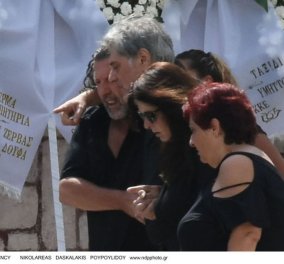 "Αποχαιρέτησε" τον 11χρονο γιο του ο Οδυσσέας Σταμούλης - Υποβασταζόμενος έφτασε στην κηδεία (φωτό - βίντεο)