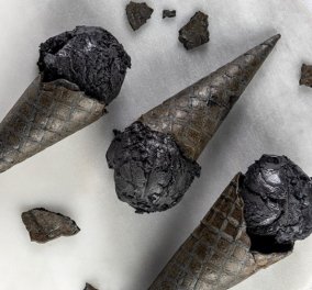 Ο Άκης Πετρετζίκης μας φτιάχνει: Μαύρο παγωτό - Πανεύκολο & χωρίς μηχανή!
