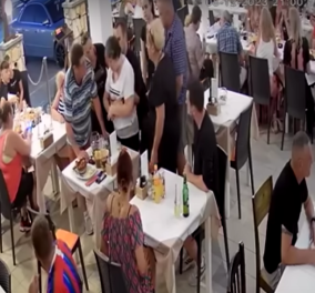 Ζάκυνθος: Στο βίντεο ο σερβιτόρος σώζει μια γυναίκα που πνιγόταν - Της έκανε λαβή Χάιμλιχ