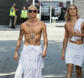 Maneskin: Με πετσέτες μπάνιου, μπουρνούζι και τακούνια στη Νέα Υόρκη - Damiano & Ethan έδωσαν καυτό φιλί στα MTV Awards