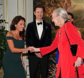 Καρακόκκινο το ανσάμπλ της Βασίλισσας Μαργαρίτας Β' της Δανίας: Τεράστια τιρκουάζ για το μενταγιόν & τα σκουλαρίκια - Με το μπαστούνι της πάει παντού
