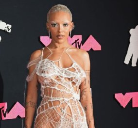 MTV Video Music Awards: Οι σταρς ντύθηκαν πολυέλαιοι αράχνες κουρτίνες - Ποιες εμφανίσεις ξεχώρισαν, σε ποιες πήρε 8ωρο να ετοιμαστούν (φωτό)