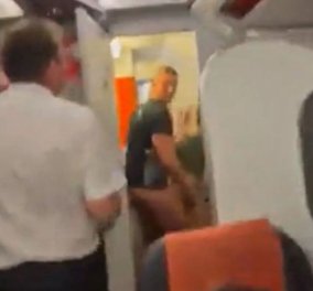 Στη Daily Mail μίλησε η μητέρα του 23χρονου που τον έπιασαν να κάνει σεξ μέσα στο αεροπλάνο - «Δεν έπρεπε να είχαν ανοίξει την πόρτα»