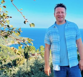Jamie Oliver: Στη Σκόπελο ο διάσημος σεφ - Μαγείρεψε λεμονάτο κοτόπουλο & τζατζίκι για τη νέα του εκπομπή