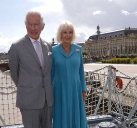 Στο Μπορντό ο Βασιλιάς Κάρολος & η Καμίλα: Δοκίμασαν τοπικά τυριά, ήπιαν κρασί και έκαναν βόλτα με το τραμ - Στα τιρκουάζ η Βασίλισσα