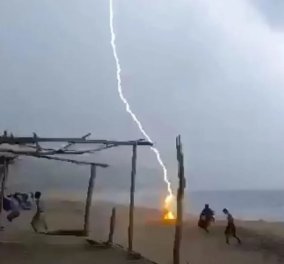 To βίντεο κόβει την ανάσα: Η στιγμή που ο κεραυνός σκοτώνει μια 33χρονη γυναίκα & έναν πλανόδιο πωλητή σε παραλία στο Μεξικό