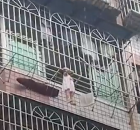 Βίντεο που κόβει την ανάσα: Κοριτσάκι κρεμόταν από το 5ο όροφο πολυκατοικίας αβοήθητο - Δείτε πως το έσωσαν 