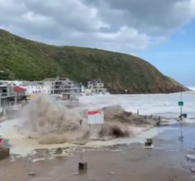 Κύματα 10 μέτρων «κατάπιαν» παραλιακές περιοχές στη Νότια Αφρική: Δύο νεκροί - Δείτε συγκλονιστικά βίντεο