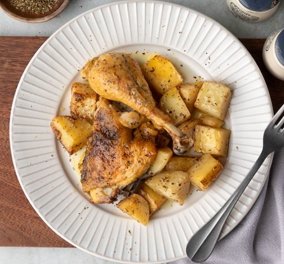 Ο Άκης Πετρετζίκης μας μαγειρεύει: Κοτόπουλο λεμονάτο πεταλούδα με πατάτες στον φούρνο - Λιώνει στο στόμα!