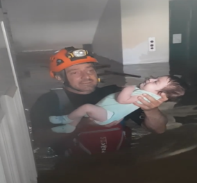 Βίντεο της ημέρας: Διασώστης βγάζει βρέφος μέσα από ένα μέτρο νερό - Έβαλε τα κλάματα η μητέρα του, δείτε το