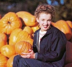 Vintage pics: H 19χρονη Marilyn Monroe σε Halloween mood - πόζαρε στον φακό του Andre De Dienes, σε ένα χωράφι με κολοκύθες