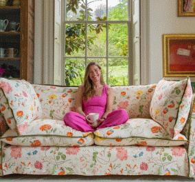 H κυρία Conran φτιάχνει τους καλύτερους καναπέδες του κόσμου - Στα βίντεο που σαρώνουν μας ξεναγεί στο δικό της σούπερ σπίτι με φανταστικούς sofas φυσικά 