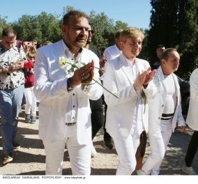 Το τελευταίο αντίο στη Μαίρη Χρονοπούλου: Ντυμένοι όλοι στα λευκά - Επιθυμία της να γίνει πάρτι με κρασί & φαγητό (φωτό - βίντεο)