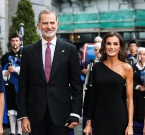 Σύσσωμη η βασιλική οικογένεια της Ισπανίας σε απονομή βραβείων! Με έξωμο φόρεμα η Λετίσια & τουίντ σακάκι η Λεονόρ - Καταπληκτικό ασπρόμαυρο το outfit της Σοφίας (φωτό - βίντεο)