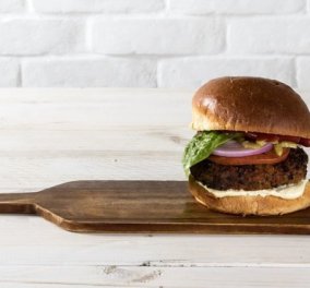 Άκης Περετζίκης: Μας φτιάχνει γευστικότατο Vegetarian burger - Δεν έχει να ζηλέψει τίποτα από το κανονικό!