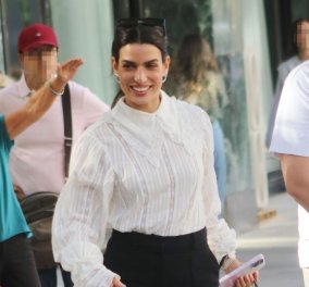 Η ωραιότερη εμφάνιση της Τόνιας Σωτηροπούλου για φέτος: Με ψηλόμεσο μαύρο παντελόνι & λευκό poet shirt στο κέντρο της Αθήνας