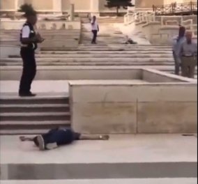 Απίστευτο βίντεο από την Αλεξάνδρεια: Λίγα λεπτά αφού αστυνομικoς πυροβόλησε Ισραηλινούς - Νεκροί στο πάτωμα