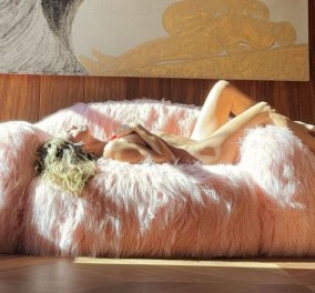 Η Χάιντι Κλουμ ξαπλώνει γυμνή στον καναπέ της - Ετοιμάζεται για το Χάλογουιν με "μεγάλη" εμφάνιση (φωτό)