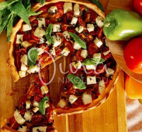 Δείτε στο βίντεο τη Ντίνα Νικολάου που ετοιμάζει Πίτσα τάρτα με ντοματίνια και χαλούμι - θα την απολαύσετε ζεστή